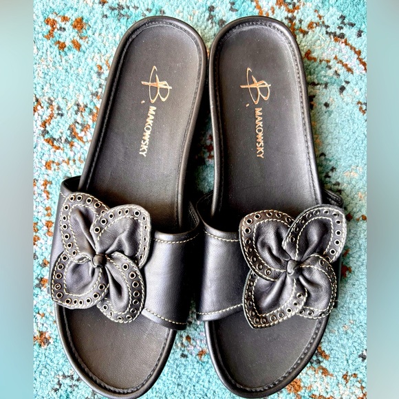 B MAKOWSKY Black Leather Womens Slip On Sandals size 9W Floral Design - Picture 6 of 7